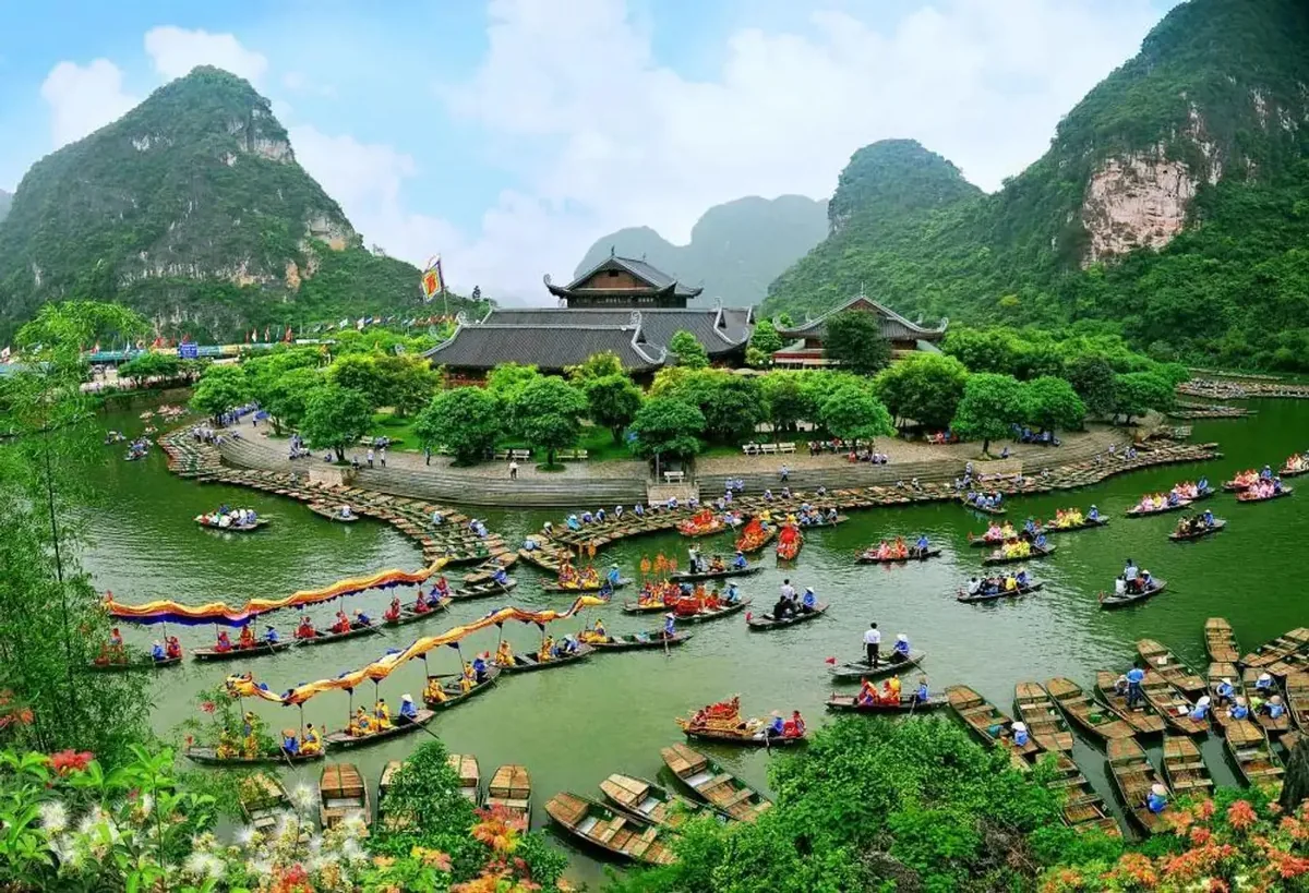 Thuyền chèo tay tấp nập trên hồ bên cạnh khu đền tại Trang An, giữa những núi đá vôi ở Ninh Bình.