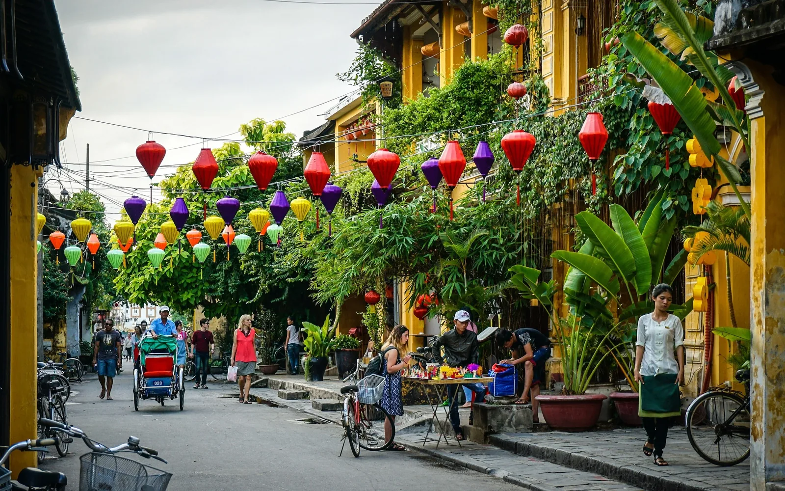Những chiếc đèn lồng lụa nhiều màu treo trên con phố nhộn nhịp với dãy nhà vàng ở phố cổ Hội An.