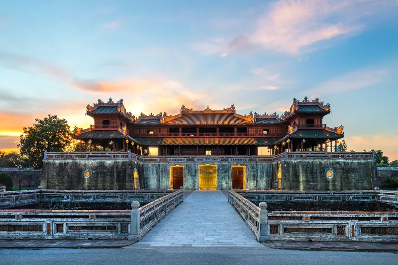 Ngọ Môn của Kinh thành Huế rực sáng lúc hoàng hôn phía sau cầu đá và hào nước.