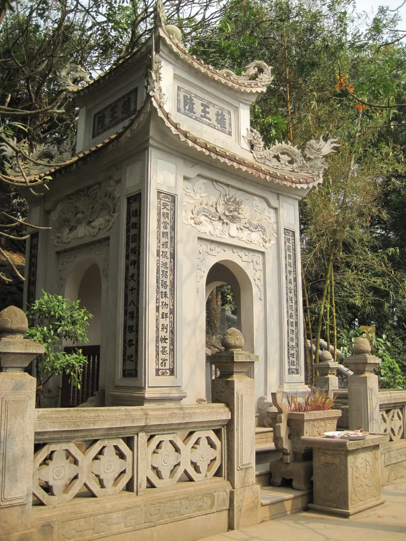Miếu đá chạm khắc tinh xảo với chữ Hán tại lăng Vua Hùng ở Phú Thọ.