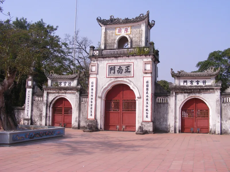 Cổng tam quan với cửa đỏ và chữ Hán tại Đền Trần ở Nam Định, Việt Nam.