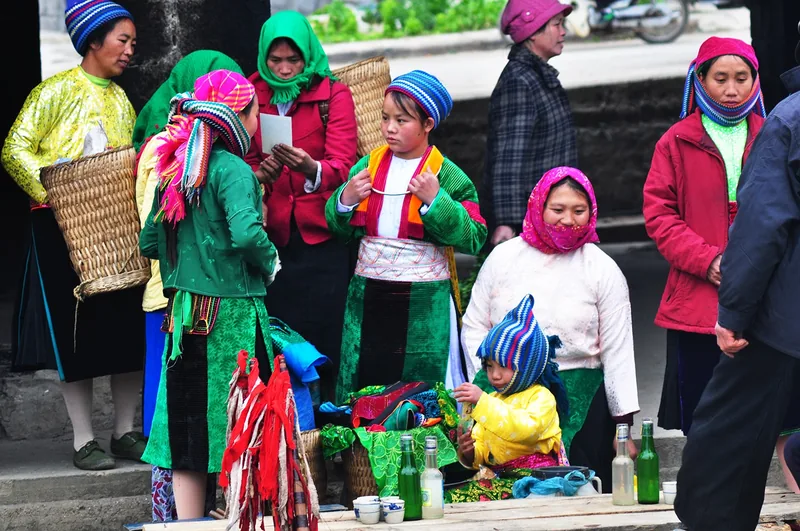Phụ nữ Mông Hoa mặc trang phục truyền thống sặc sỡ tụ họp tại chợ phiên Đồng Văn, Hà Giang.