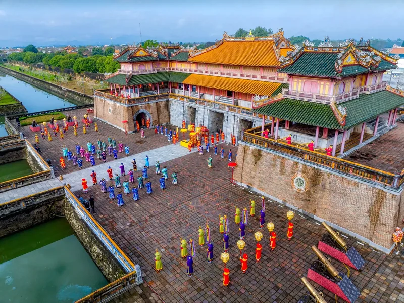 Toàn cảnh từ trên cao đoàn nghi lễ mặc trang phục cung đình trước cổng thành Đại Nội Huế.