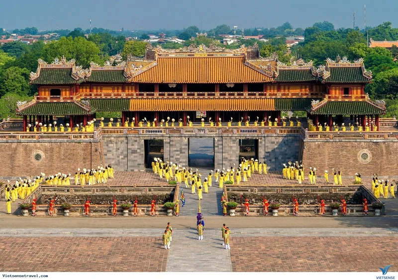 Nghi lễ với hàng đoàn người mặc áo vàng diễn ra trước cổng Đại Nội Huế.