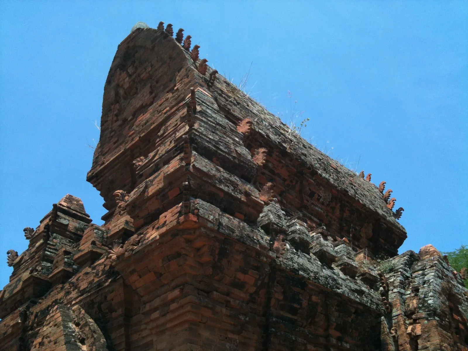 Tháp gạch cổ kính của đền Chăm Po Klong Garai vươn lên giữa bầu trời xanh ở Ninh Thuận.