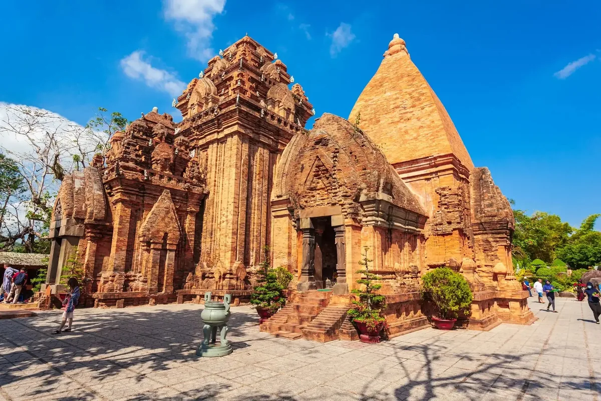 Những tháp gạch cổ của Tháp Bà Ponagar sừng sững dưới bầu trời xanh ở Nha Trang.
