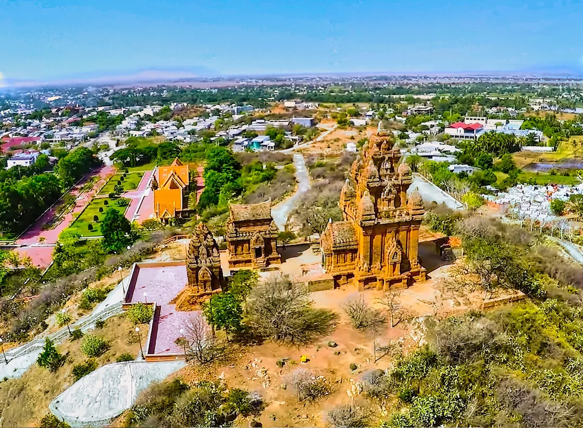 Toàn cảnh từ trên cao các tháp Chăm gạch đỏ cổ Po Klong Garai nhìn ra vùng nông thôn và thị trấn Ninh Thuận.