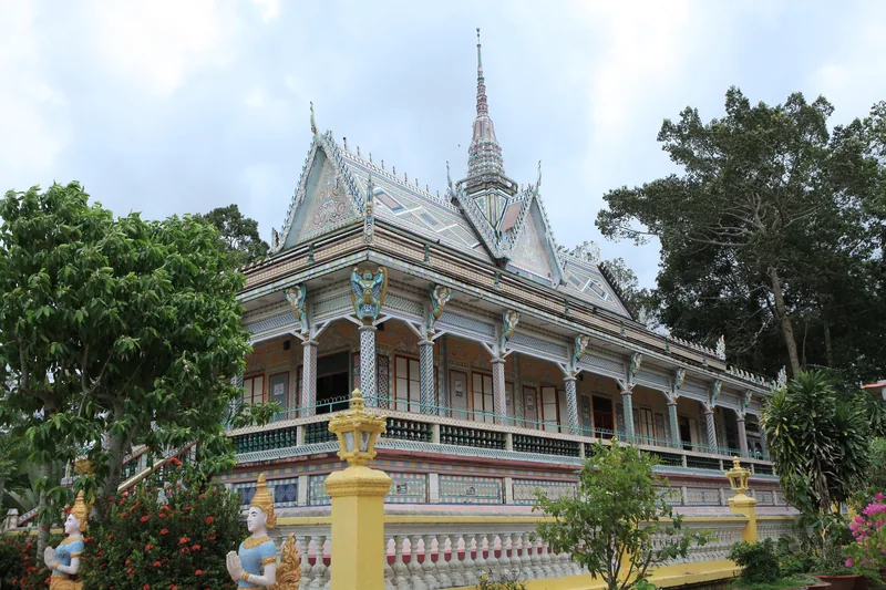 Ngôi chùa Khmer lộng lẫy với mái nhọn nhiều tầng và tượng sặc sỡ nằm giữa cây xanh ở Sóc Trăng.