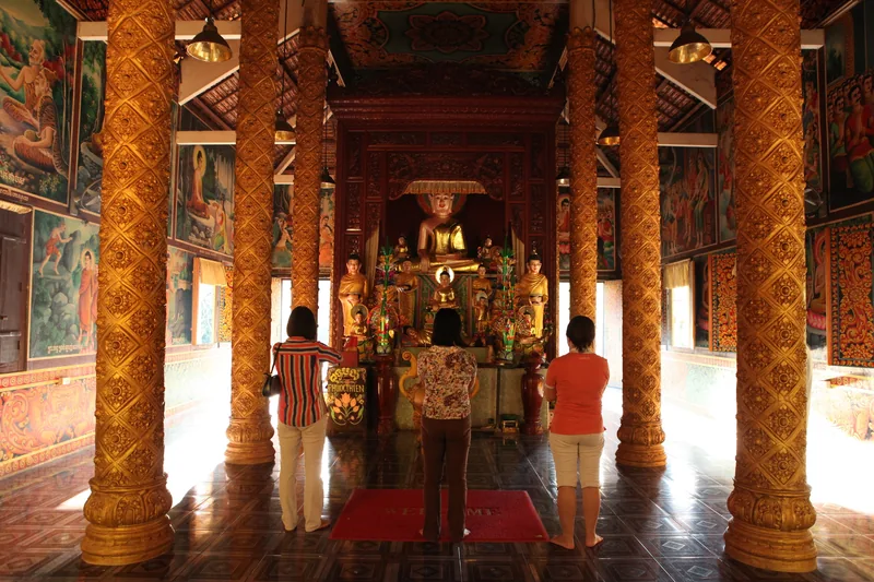 Người dân chiêm bái trước tượng Phật dát vàng trong gian chính điện chạm khắc tinh xảo ở Sóc Trăng
