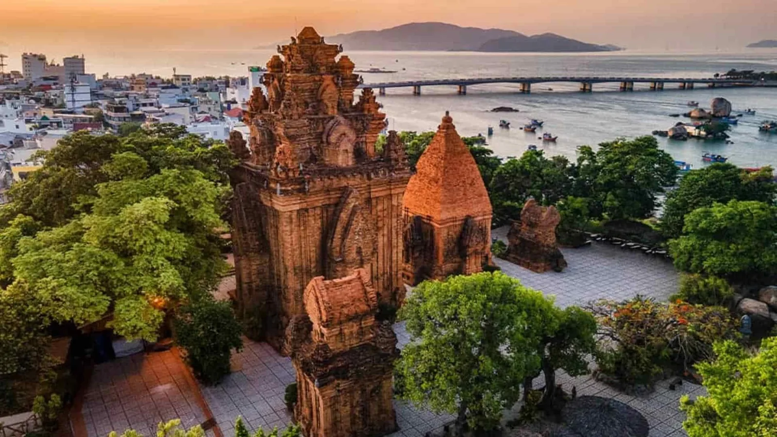 Các tháp gạch cổ của Tháp Bà Ponagar nhìn xuống thành phố và sông Nha Trang lúc hoàng hôn.