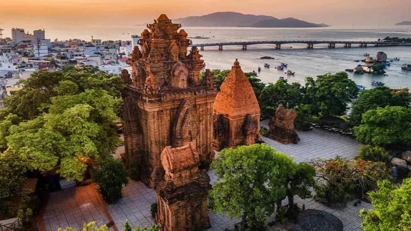 Các tháp gạch cổ của Tháp Bà Ponagar nhìn xuống thành phố và sông Nha Trang lúc hoàng hôn.