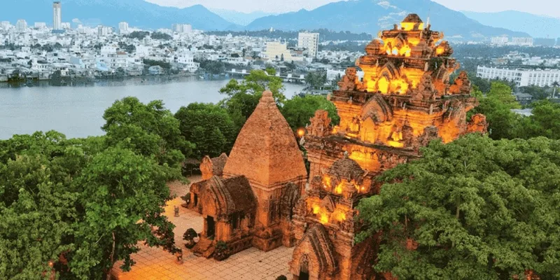 Tháp Chăm cổ Ponagar rực sáng lúc hoàng hôn bên dòng sông và thành phố Nha Trang.