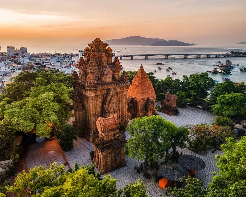 Những tháp gạch cổ Ponagar vươn cao giữa cây xanh, nhìn ra thành phố và vịnh Nha Trang lúc hoàng hôn