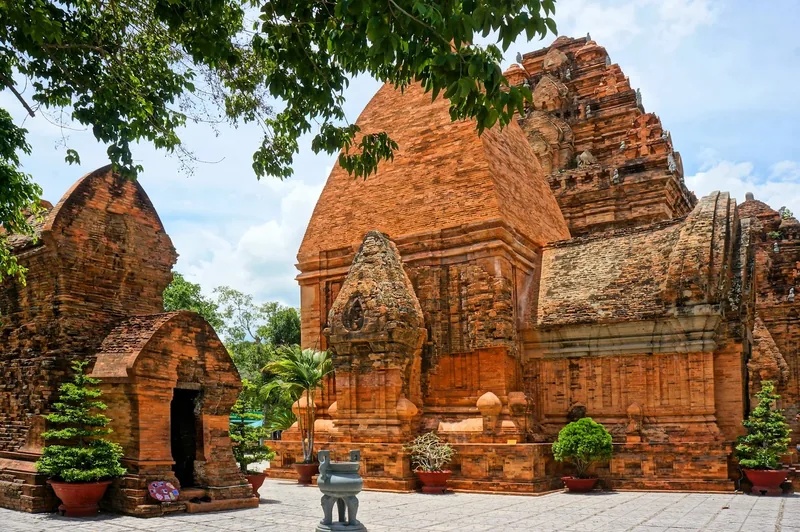Các tháp gạch cổ của khu di tích Tháp Bà Ponagar ở Nha Trang dưới trời nắng.