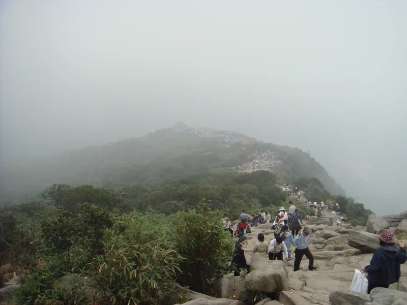 Du khách leo bậc đá hướng lên đỉnh núi Yên Tử mờ sương ở Quảng Ninh.