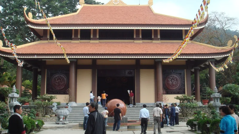 Du khách tập trung trước chính điện mái đỏ của Thiền viện Trúc Lâm Yên Tử ở Quảng Ninh.